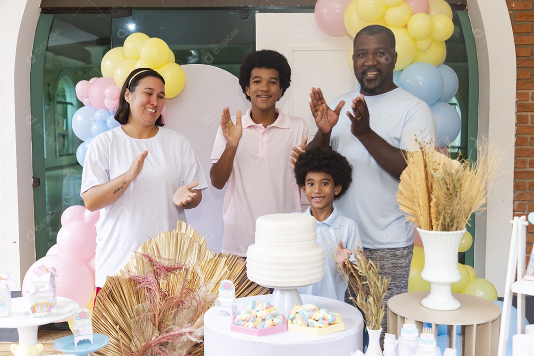 Pessoas jovens celebrando aniversário