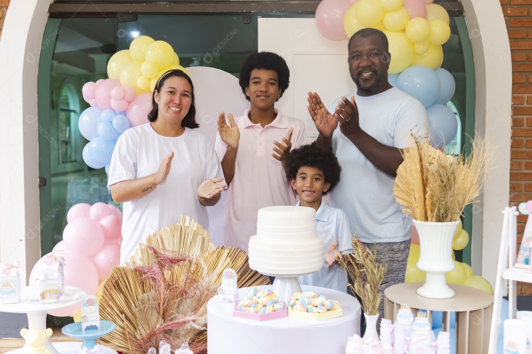 Pessoas jovens celebrando aniversário