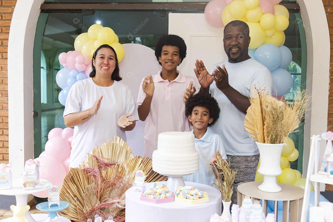 Pessoas jovens celebrando aniversário