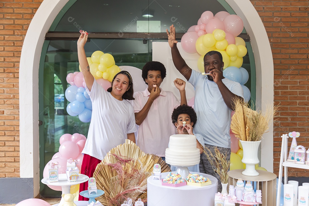 Pessoas jovens celebrando aniversário