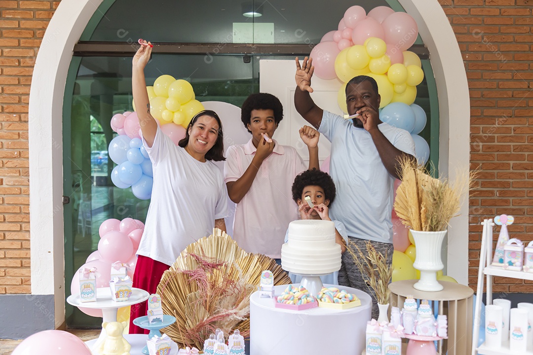 Pessoas jovens celebrando aniversário