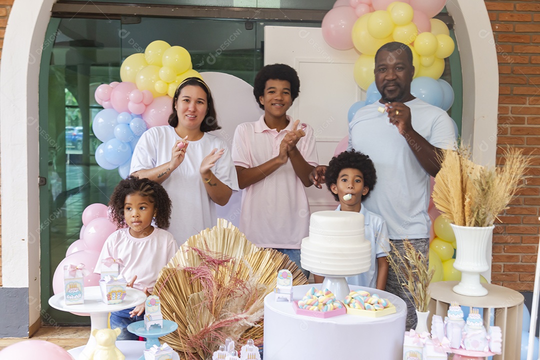 Pessoas jovens celebrando aniversário