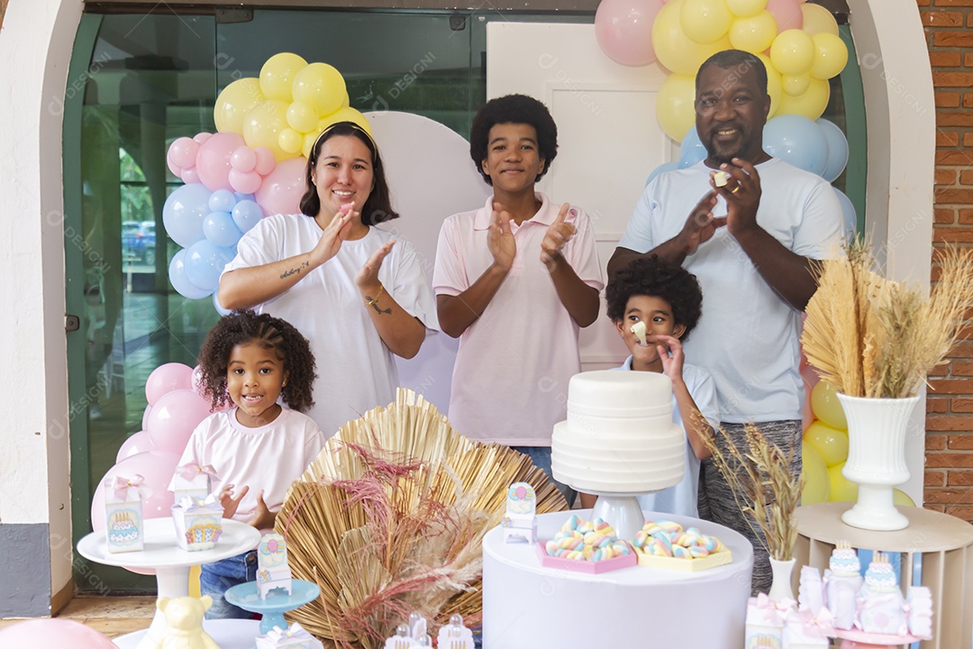 Pessoas jovens celebrando aniversário