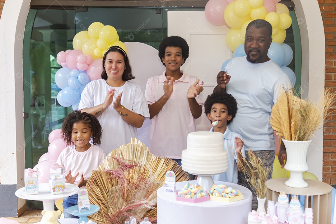 Pessoas jovens celebrando aniversário