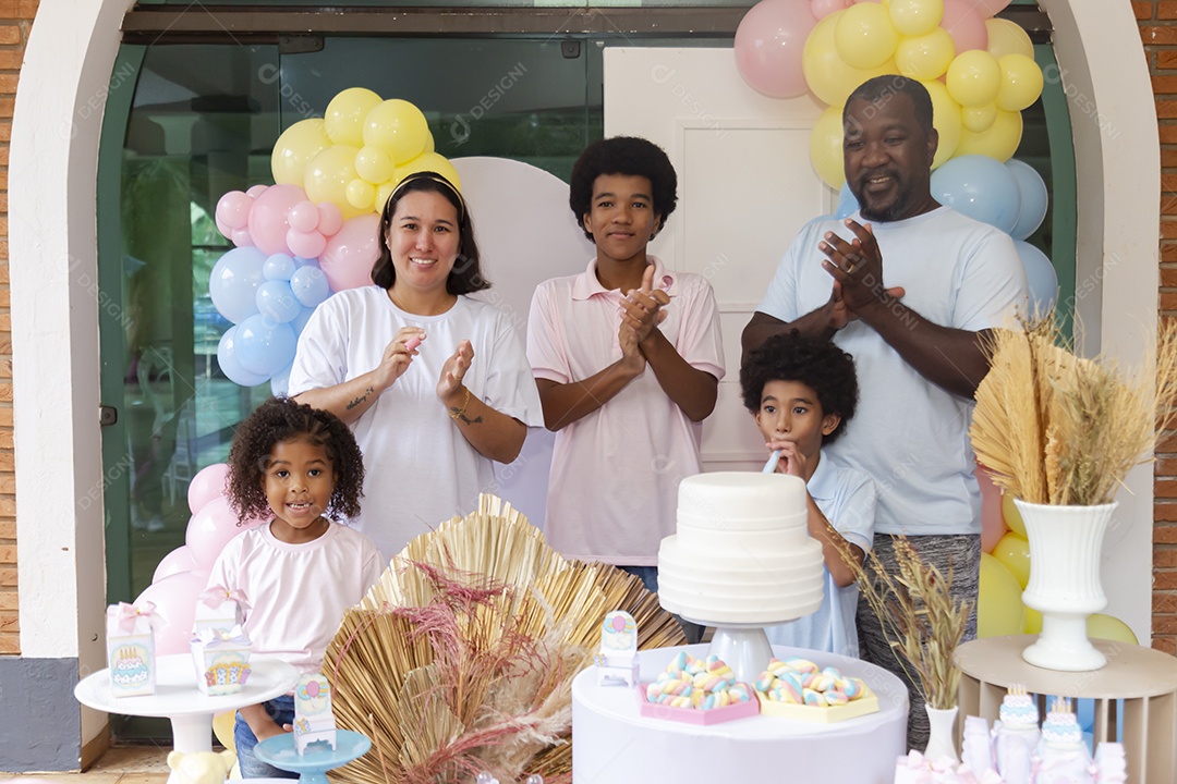Pessoas jovens celebrando aniversário