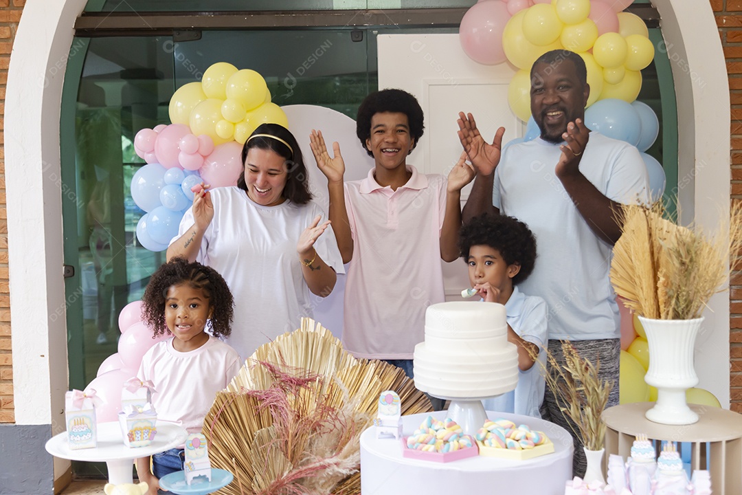 Pessoas jovens celebrando aniversário