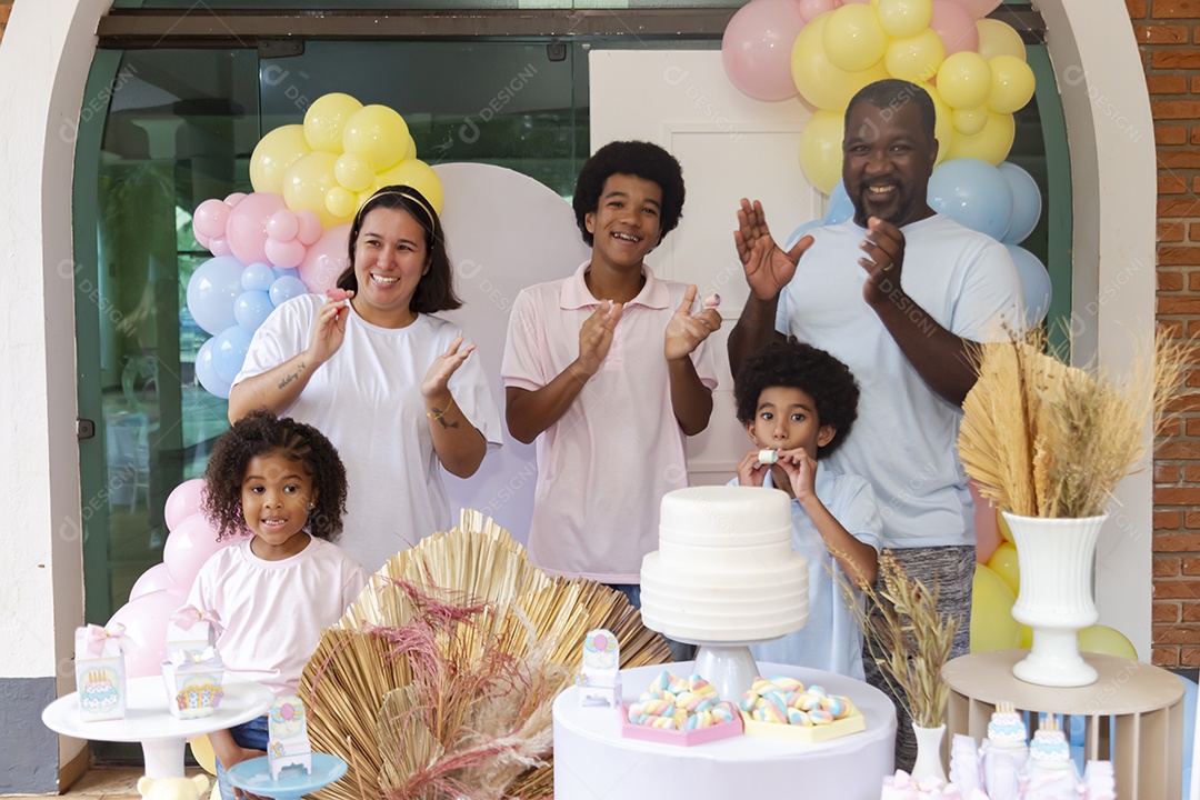 Pessoas jovens celebrando aniversário