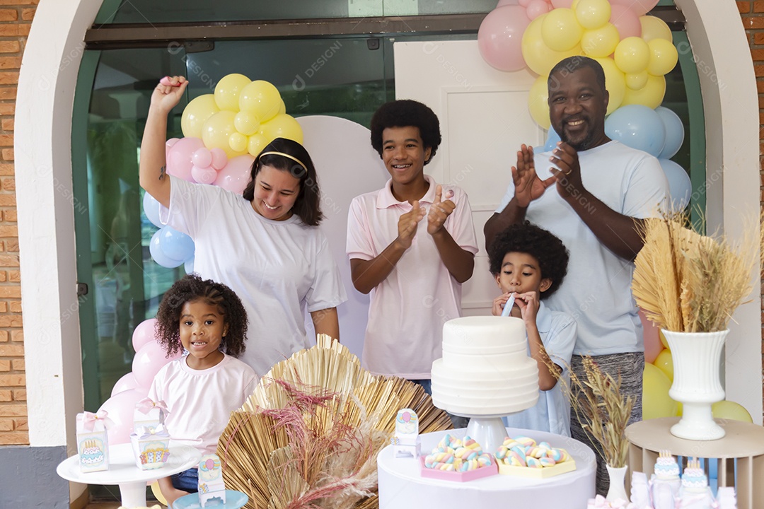 Pessoas jovens celebrando aniversário
