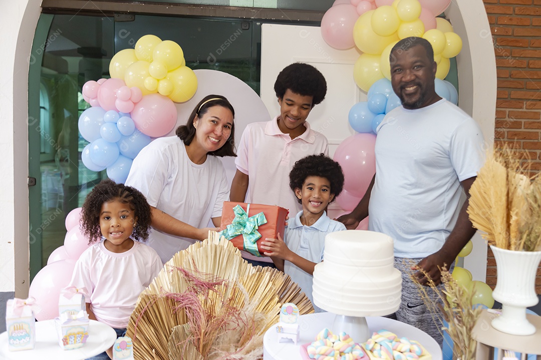 Pessoas jovens celebrando aniversário