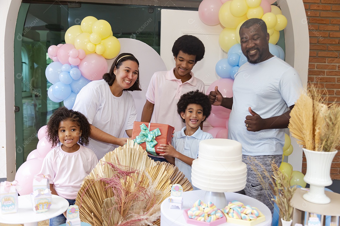 Pessoas jovens celebrando aniversário