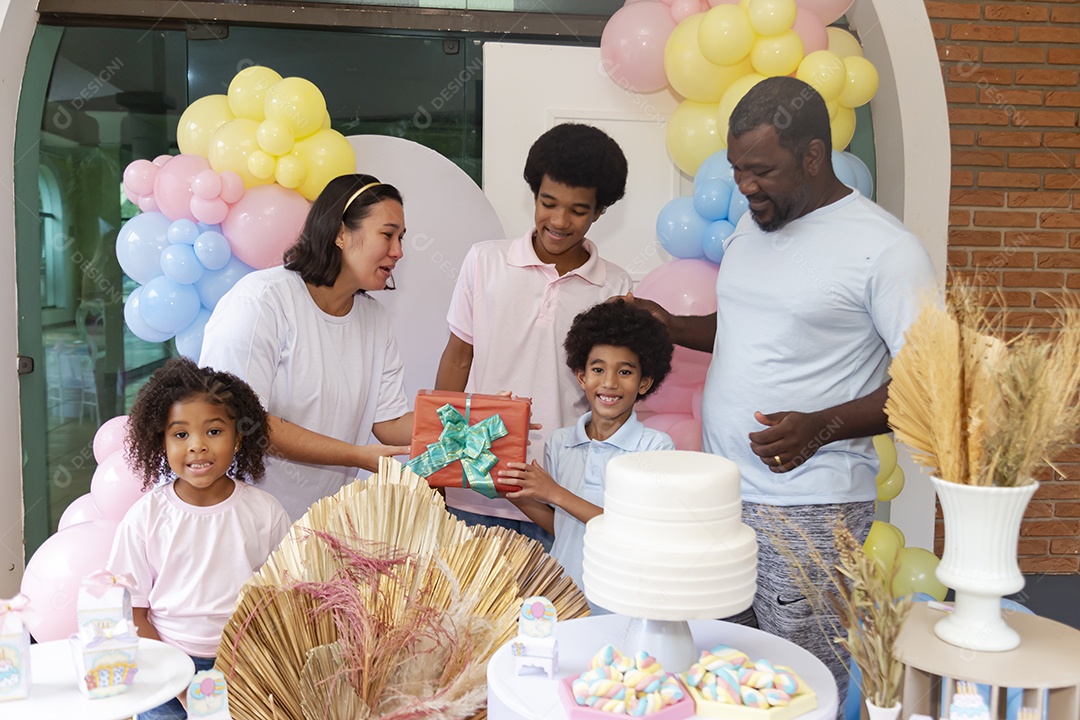Pessoas jovens celebrando aniversário