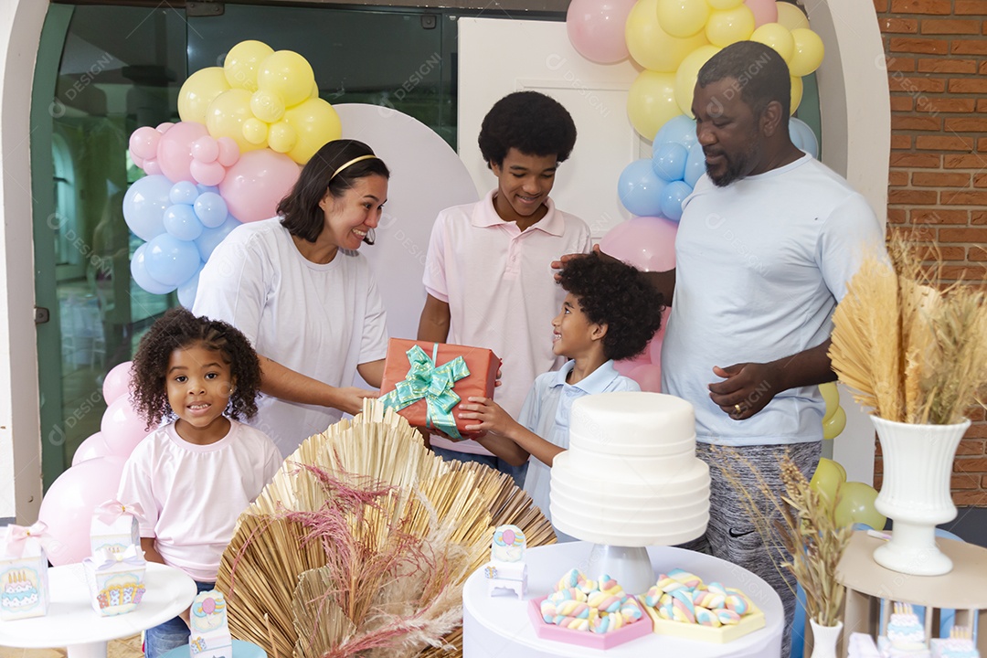 Pessoas jovens celebrando aniversário