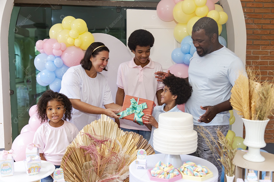 Pessoas jovens celebrando aniversário
