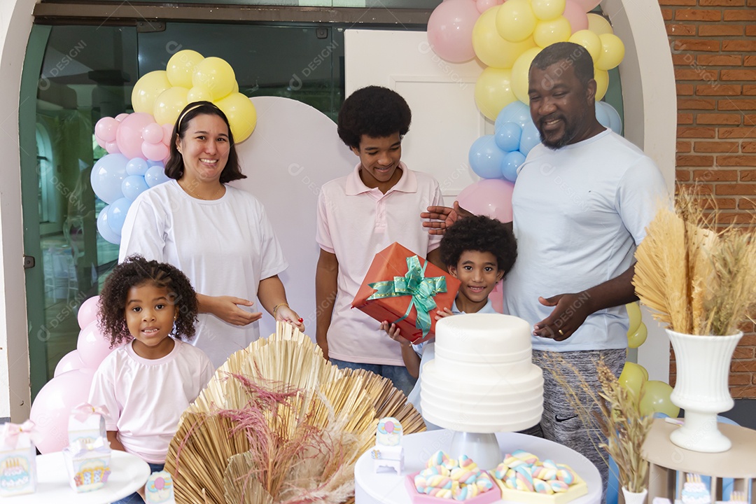 Pessoas jovens celebrando aniversário
