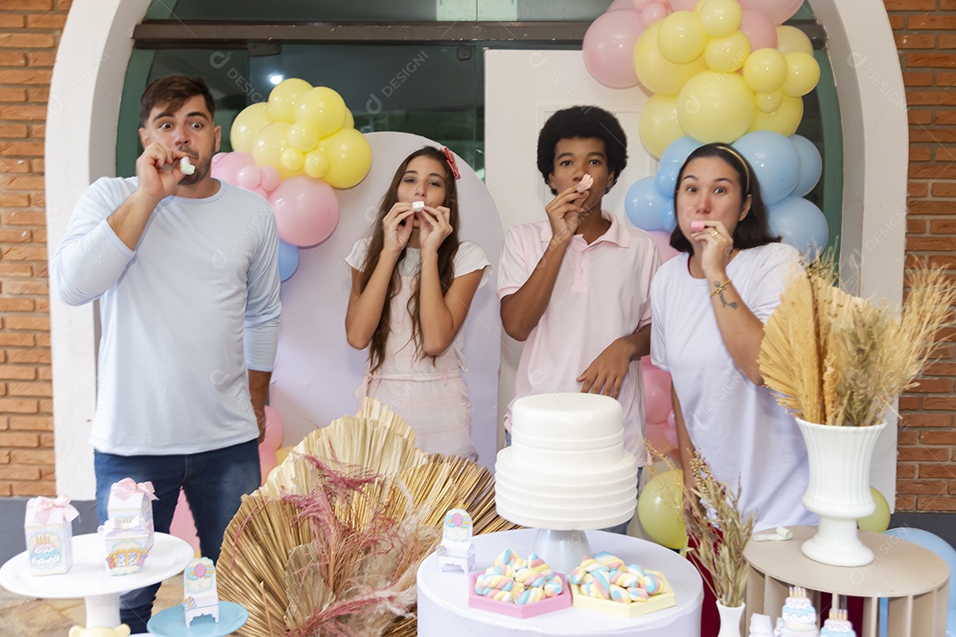 Pessoas jovens celebrando aniversário
