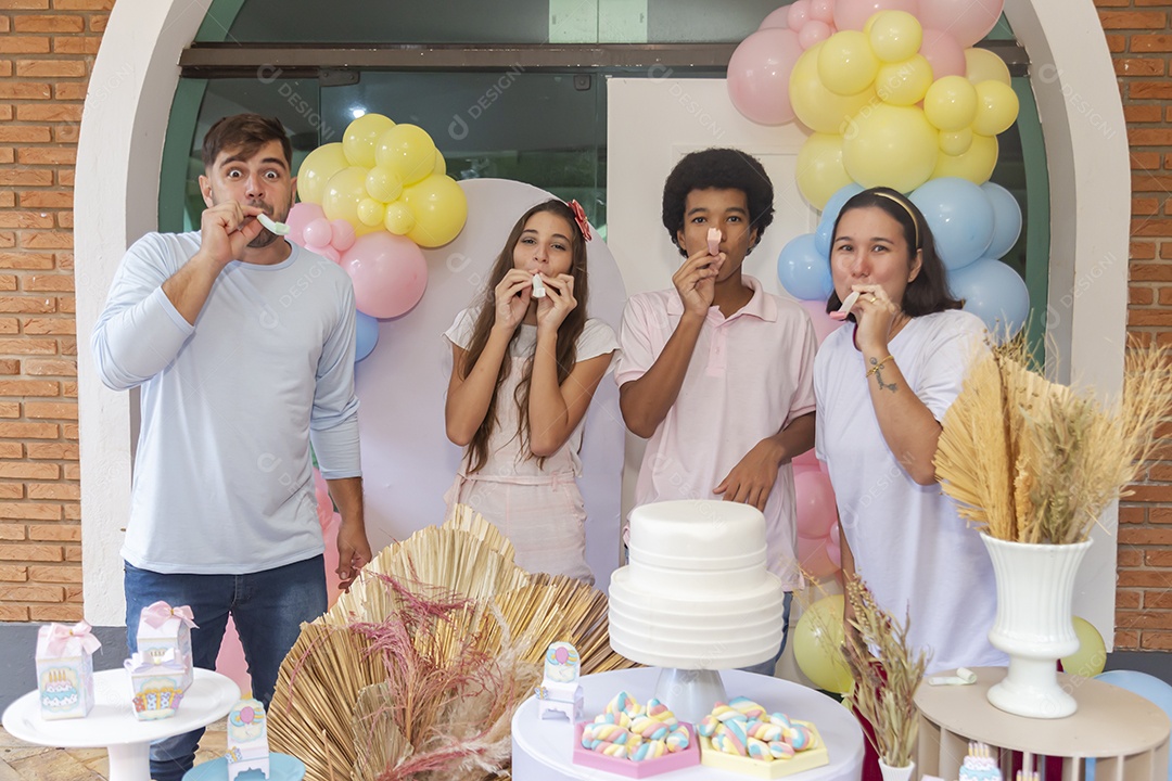 Pessoas jovens celebrando aniversário