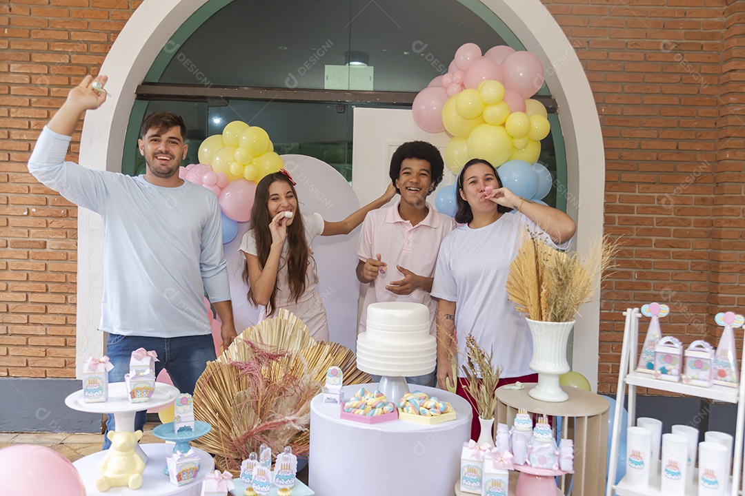 Pessoas jovens celebrando aniversário