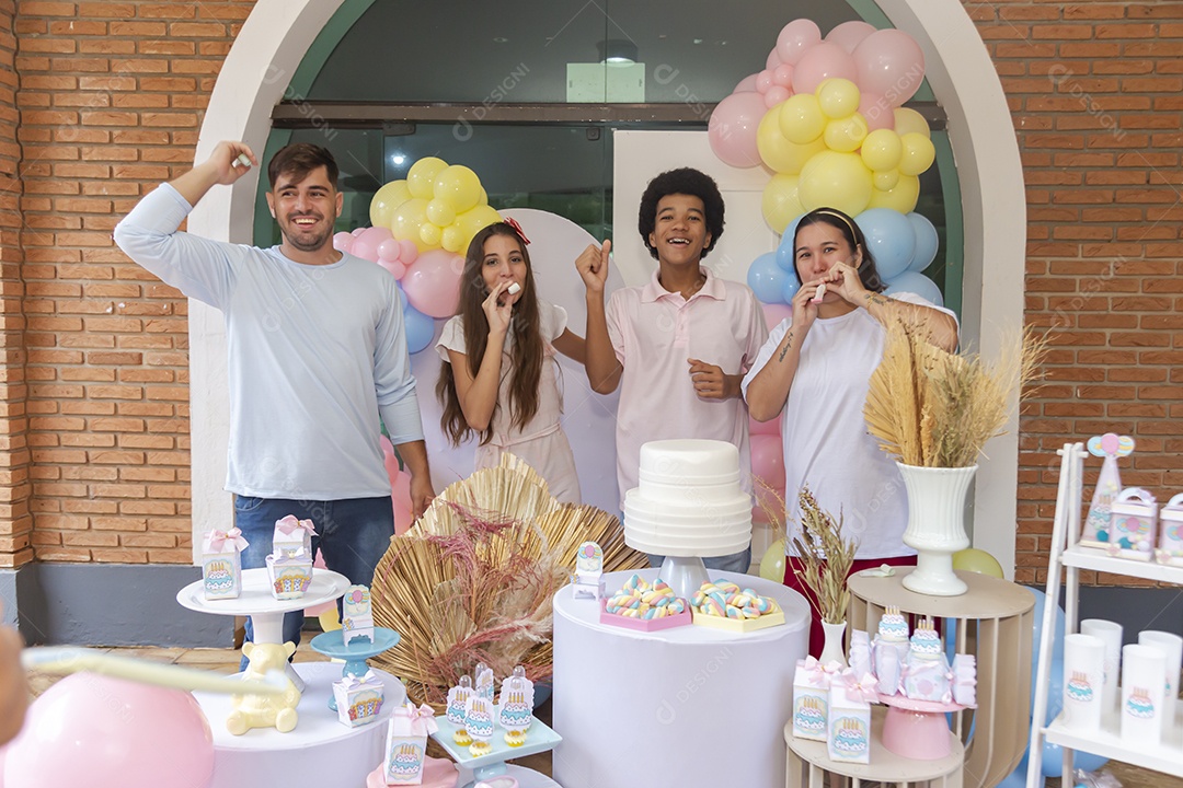 Pessoas jovens celebrando aniversário