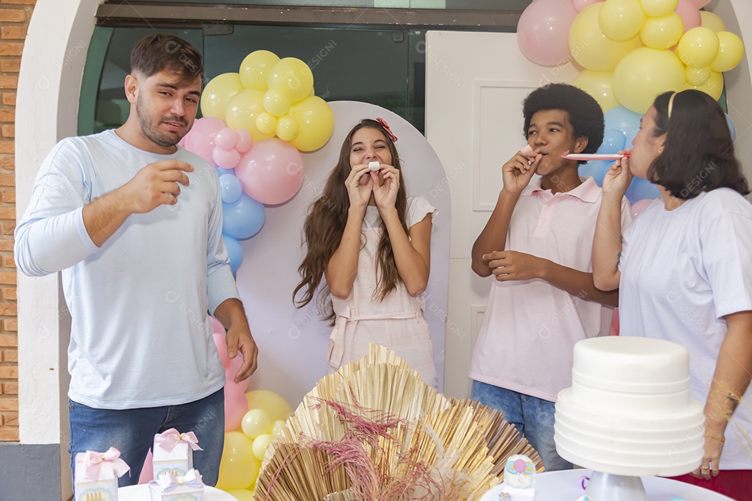 Pessoas jovens celebrando aniversário
