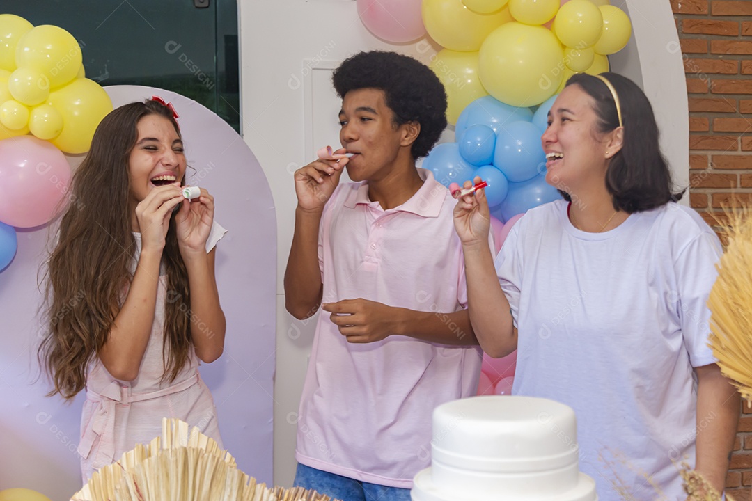 Pessoas jovens celebrando aniversário