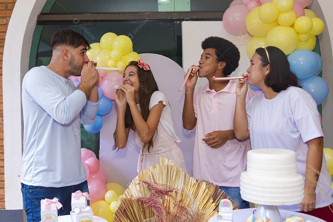 Pessoas jovens celebrando aniversário