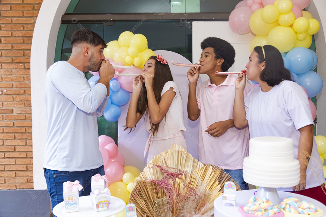 Pessoas jovens celebrando aniversário