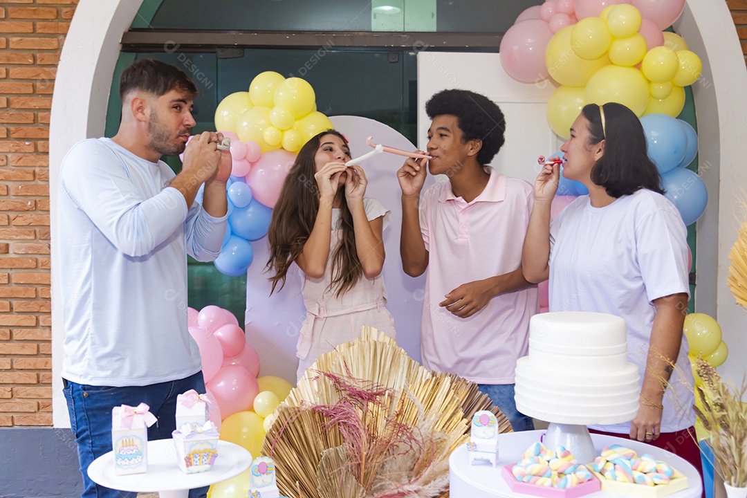 Pessoas jovens celebrando aniversário