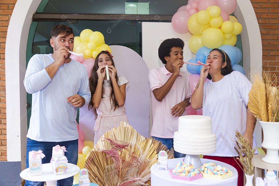 Pessoas jovens celebrando aniversário