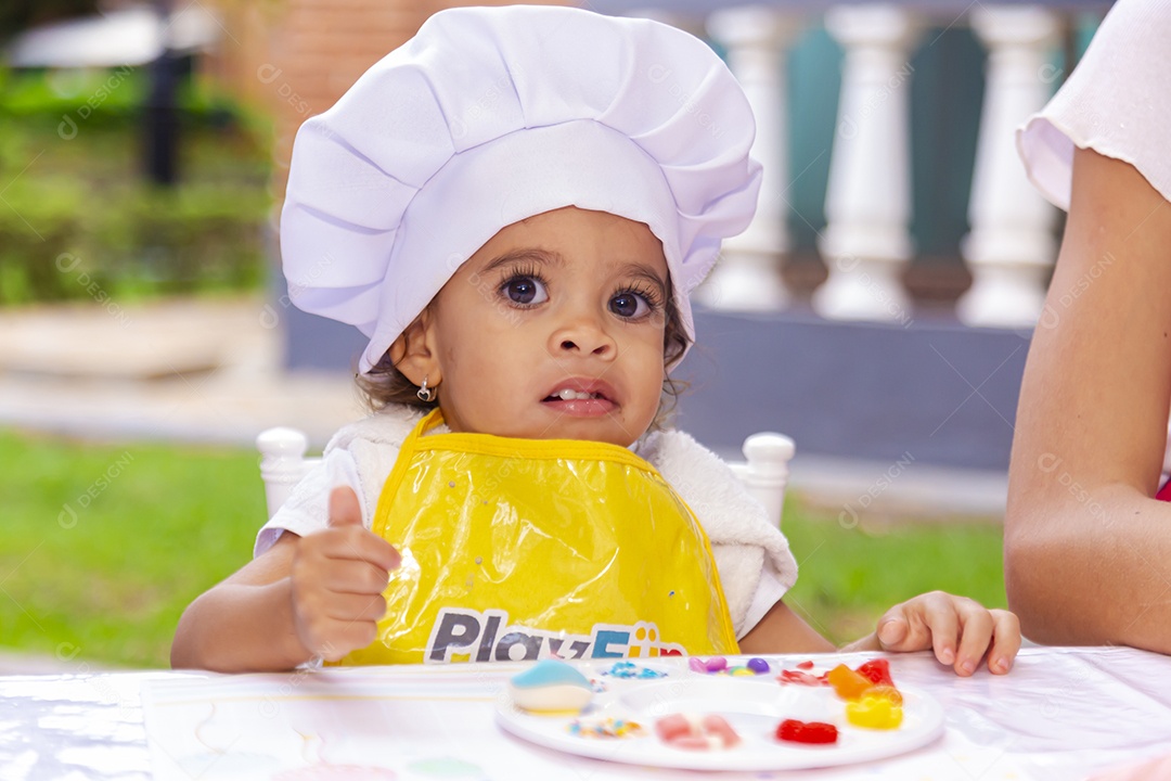 Linda criança fofa usando roupa de chefe de cozinha