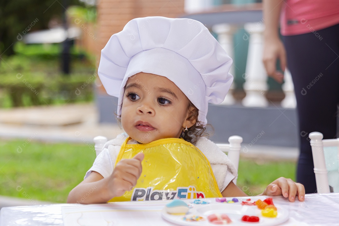 Linda criança fofa usando roupa de chefe de cozinha