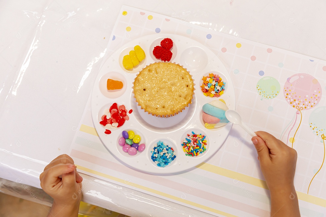 Delicioso bolo sobre prato branco