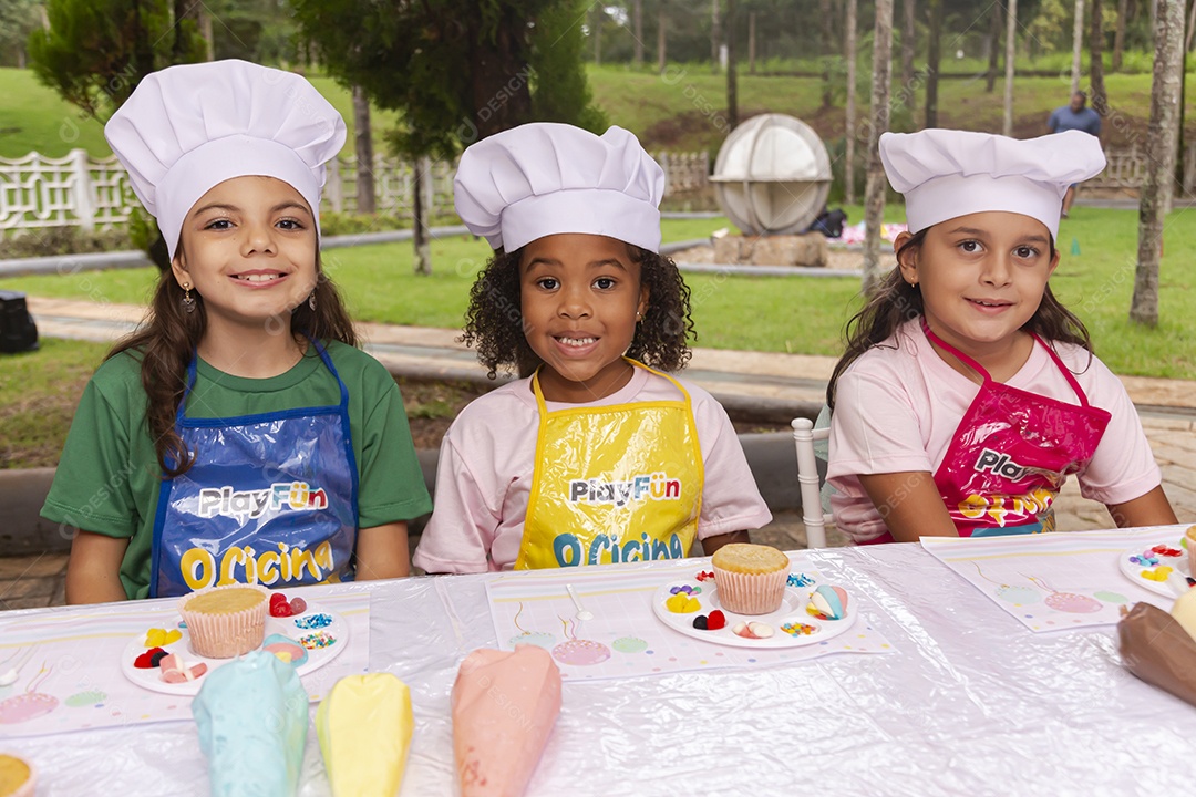 Lindas garotinhas usando avental