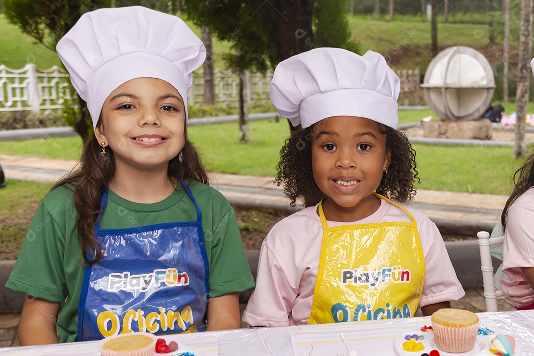 Lindas garotinhas usando avental