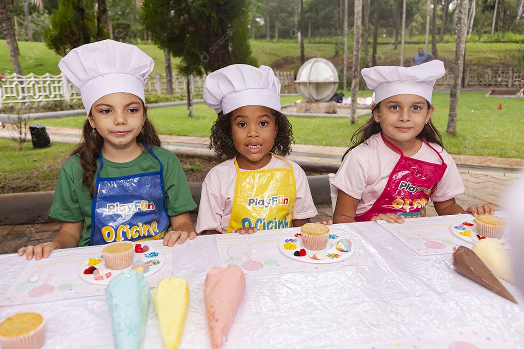 Lindas garotinhas usando avental