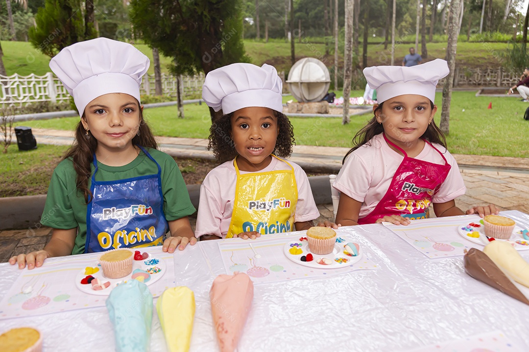 Lindas garotinhas usando avental