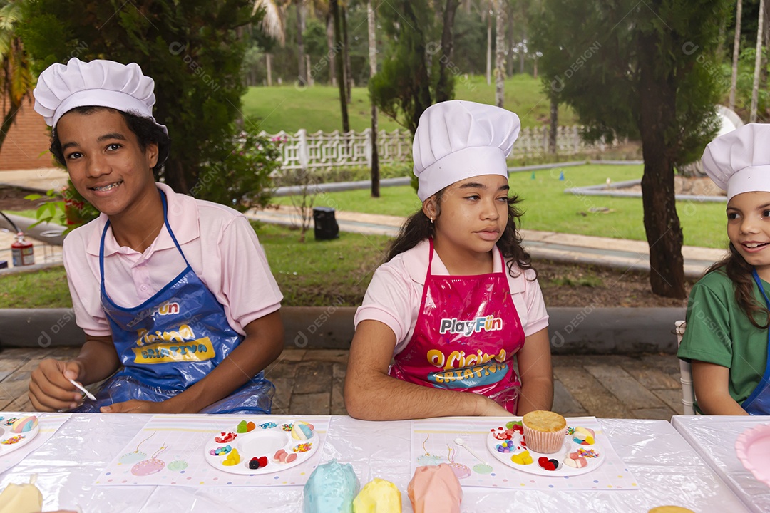 Lindas garotinhas usando avental