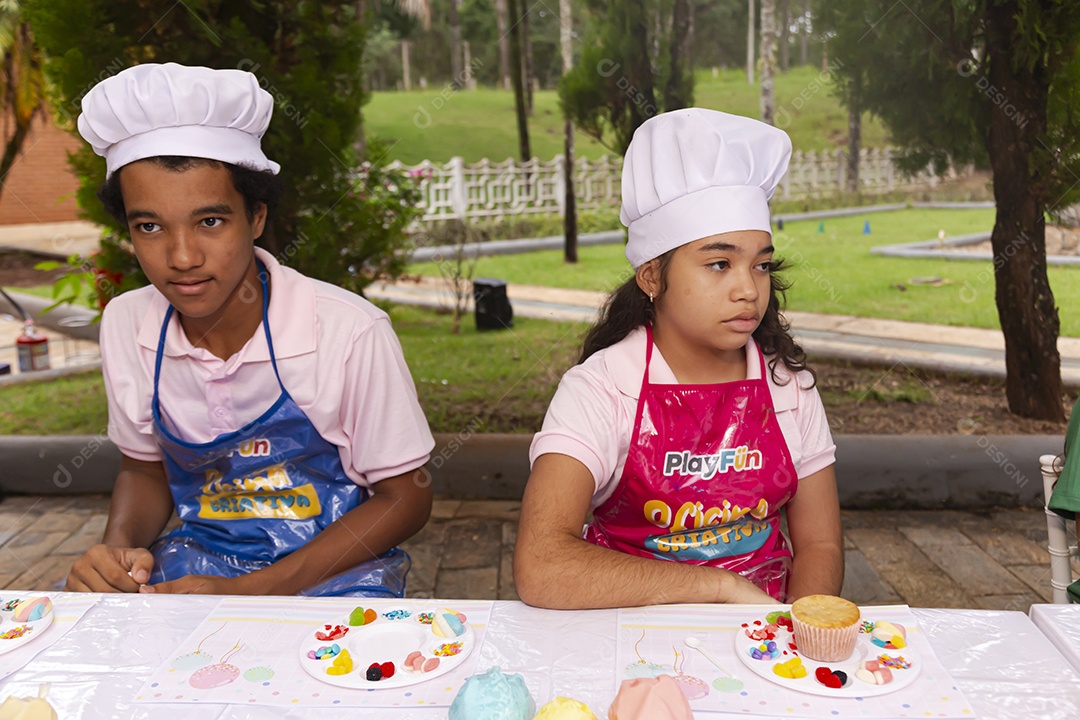 Lindas garotinhas usando avental