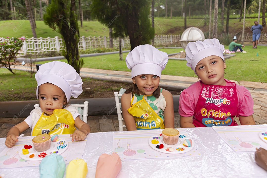 Lindas garotinhas usando avental