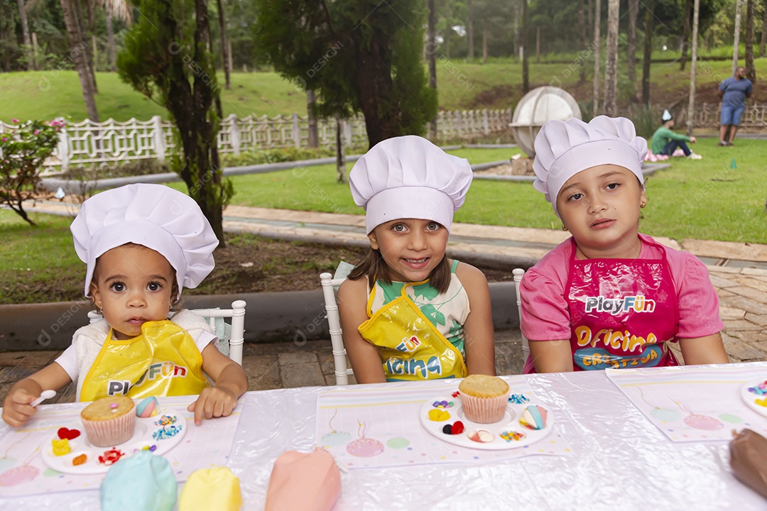 Lindas garotinhas usando avental