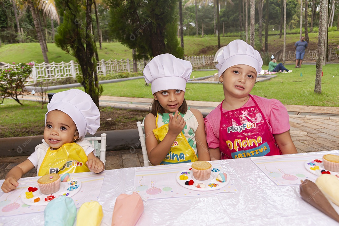 Lindas garotinhas usando avental