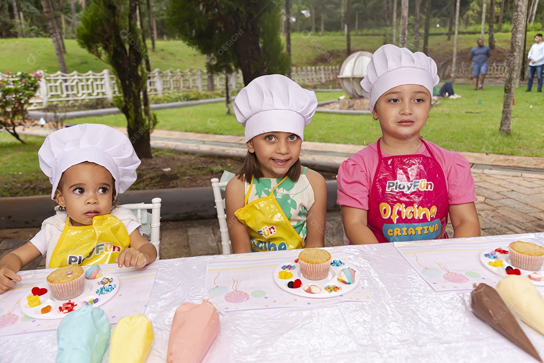 Lindas garotinhas usando avental