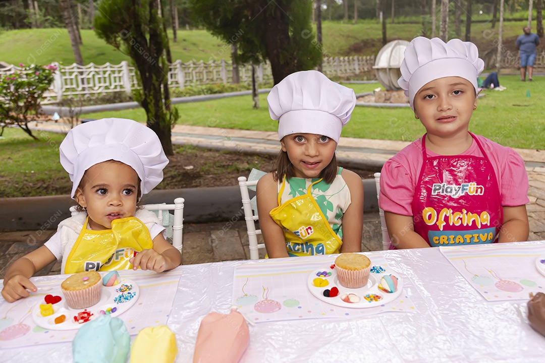 Lindas garotinhas usando avental