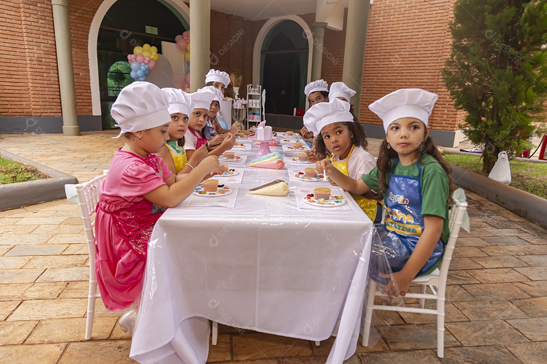 Lindas garotinhas usando avental