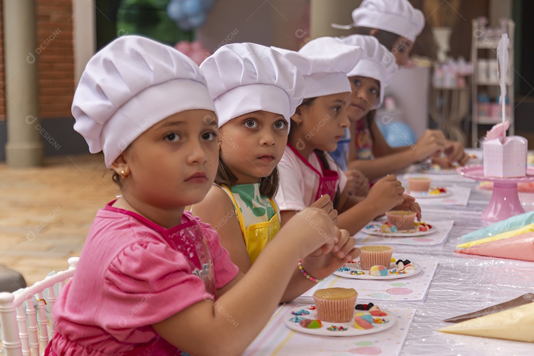 Lindas garotinhas usando avental