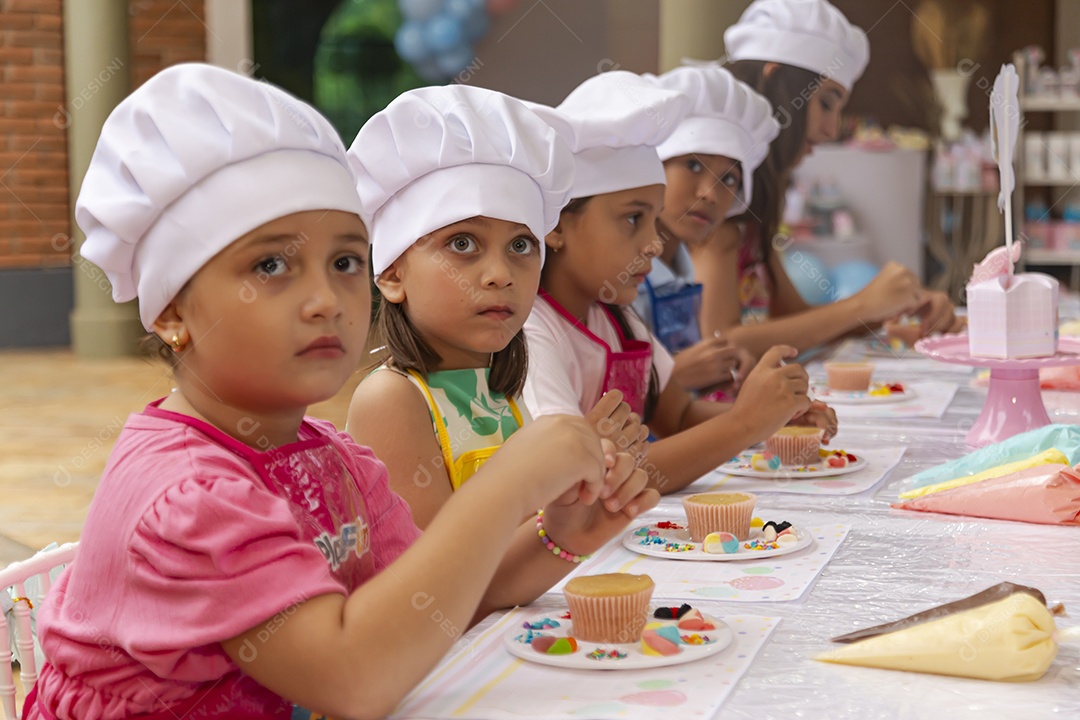 Lindas garotinhas usando avental