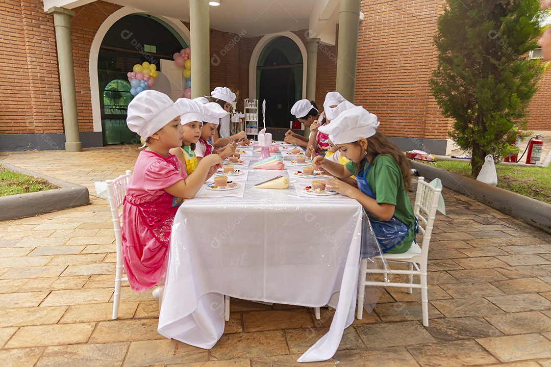 Lindas garotinhas usando avental