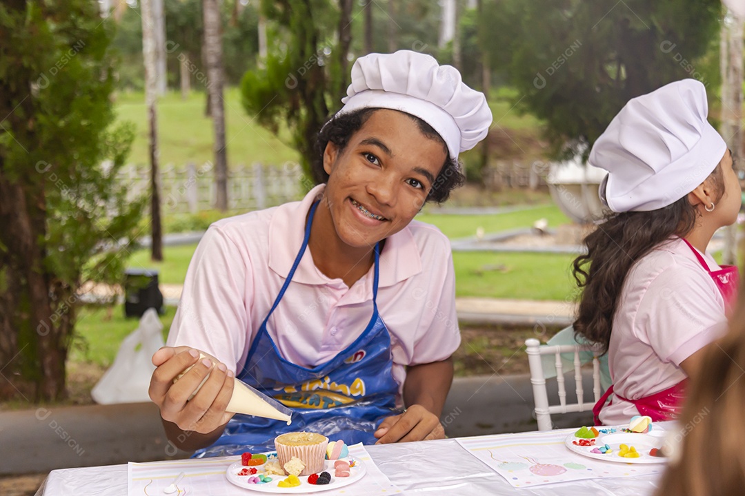 Menino jovem usando avental