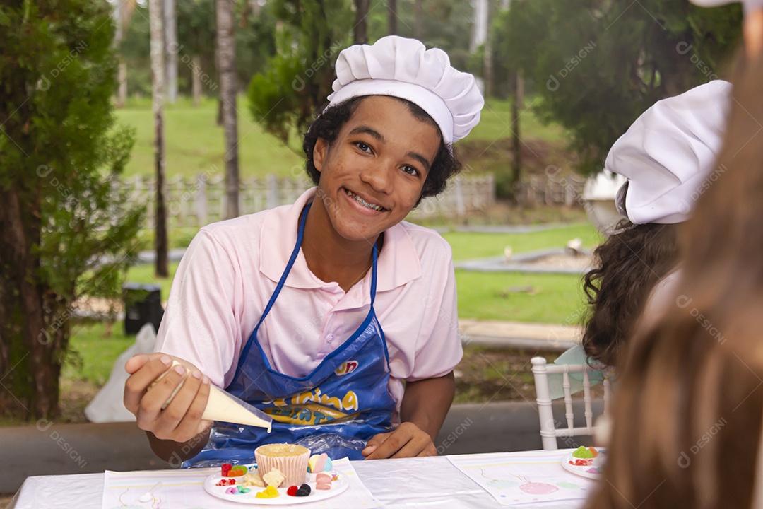 Lindas garotinhas usando avental