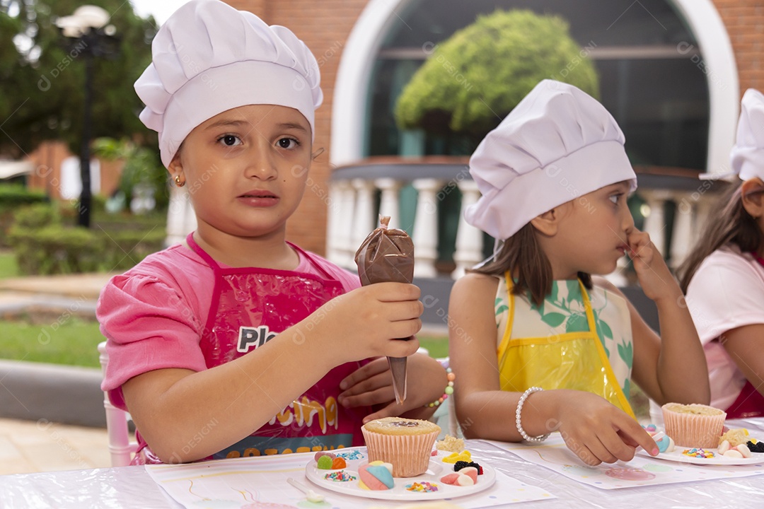 Lindas garotinhas usando avental
