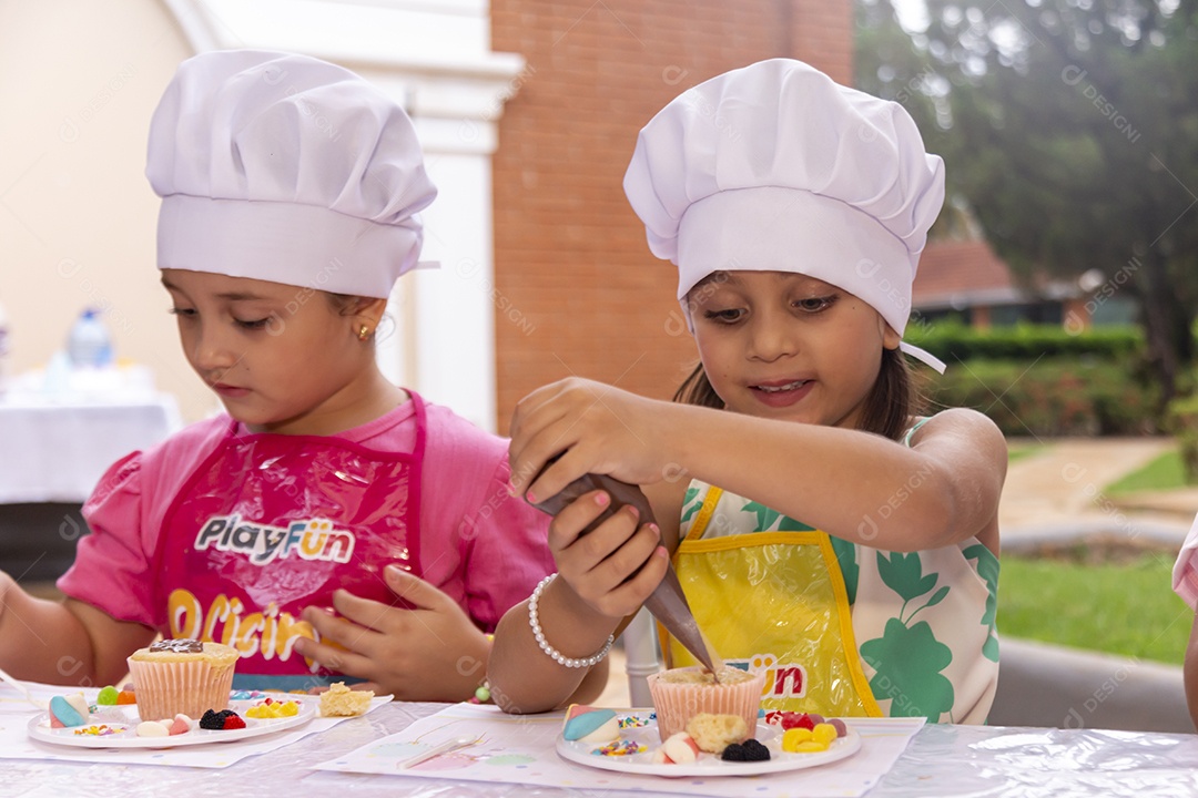 Lindas garotinhas usando avental